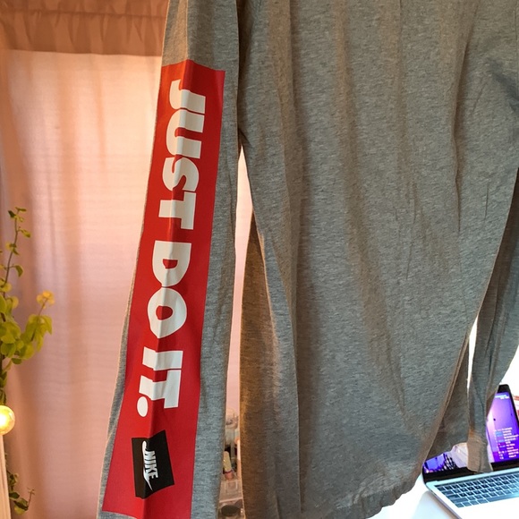 Nike T-shirt - Picture 2 of 4